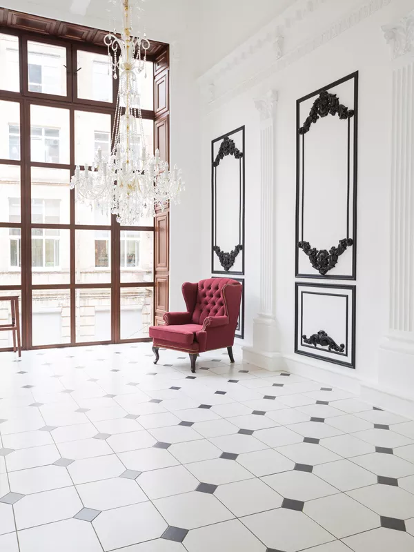 Bild zeigt einen Raum mit Fliesen weiss und einzigartigem Interieur